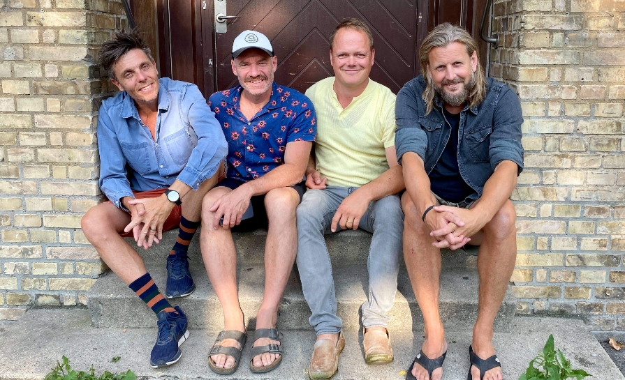 Det er fire venner, der står bag Dorthea’s: Thomas, Mads, Rasmus og Martin. De deler en kærlighed til bydelen – og en tro på, at en god bar kan være et samlingspunkt for meget mere end bare øl.